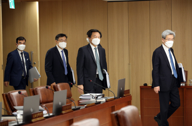 지난달 27일 서울 중구 한은 본관에서 열린 한국은행 금융통화위원회 정기회의에 위원들이 마스크를 쓴 채 입장하고 있다./연합뉴스