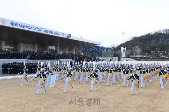 지난달 열린 제72기 공군사관생도 입학식에서 사열이 진행되고 있다.   /사진제공=공군