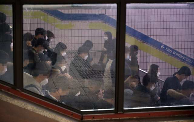 12일 오전 마스크를 쓴 시민들이 서울 신도림역을 통해 출근하고 있다./연합뉴스