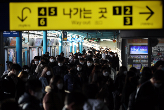 마스크를 쓴 시민들이 12일 서울 신도림역을 통해 출근하고 있다./연합뉴스