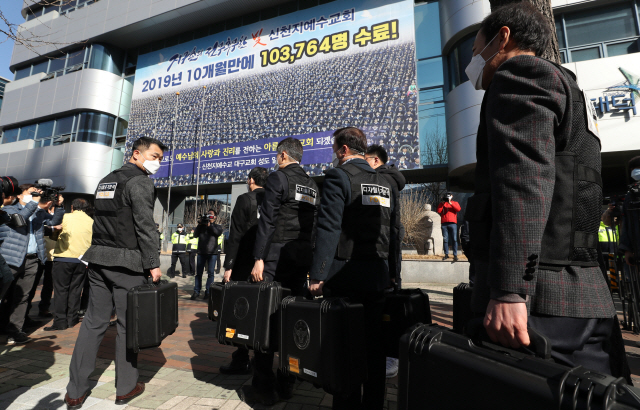 12일 오전 경찰이 대구 남구에 위치한 신천지교회(대구교회)에서 디지털 증거분석팀이 행정조사를 위해 대기하고 있다. /연합뉴스