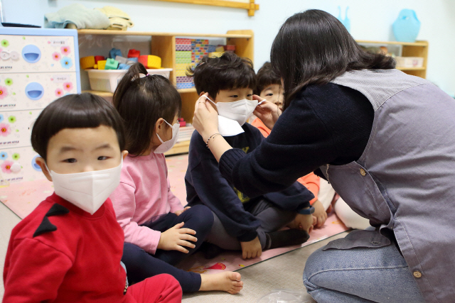 지난 11일 강원 인제군의 한 어린이집에서 어린이들이 마스크를 착용하고 있다. /인제군 제공