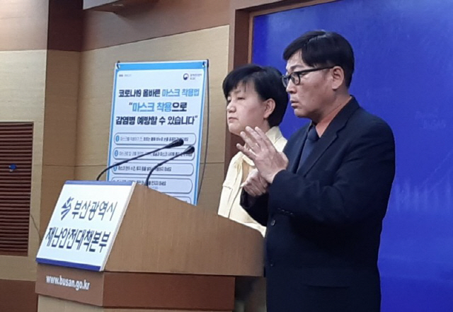 12일 안병선(왼쪽) 부산시 건강정책과장이 코로나19 현황 브리핑에서 확진자 특이사항을 설명하고 있다./부산=조원진기자