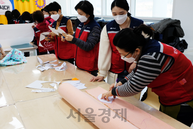 충남도 자원봉사센터 회원들이 휴관중인 충남도서관에서 마스크를 제작하고 있다. 사진제공=충남도