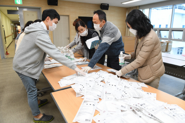 지난 10일 부산 기장군 정관보건지소에서 임신부와 출산후 3개월 이내 산모에게 지급할 마스크와 손 소독제를 포장하고 있다./사진제공=기장군