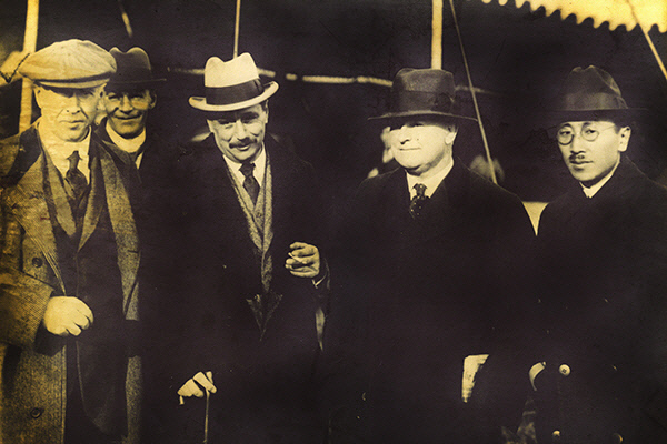 1921년 호놀룰루 만국기자대회에 참석한 김동성(오른쪽).