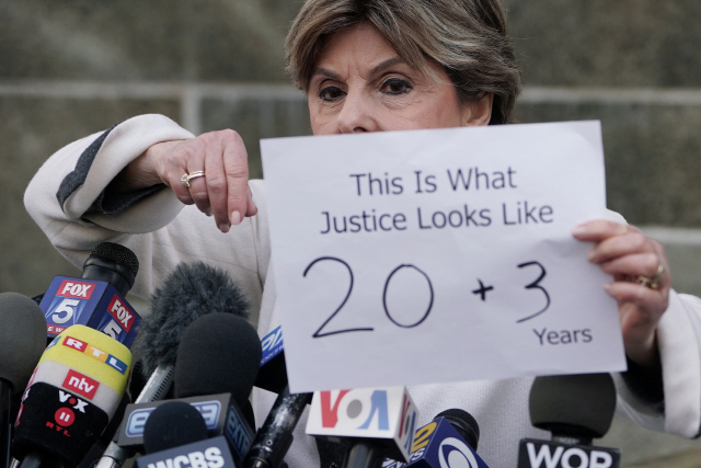 하비 와인스틴으로부터 피해를 당했다고 주장하는 여성들의 변호인이 11일(현지시간) 미국 뉴욕 맨해튼에 소재한 뉴욕 1심 법원 앞에서 ‘정의란 이런 것이다. 20+3’이라고 쓰인 종이를 들어 보이고 있다. /뉴욕=로이터연합뉴스