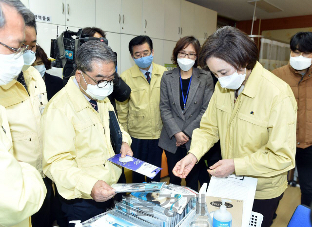 이재정 경기도교육감과 유은혜 교육부 장관이 12일 수원 매탄초등학교를 방문, 코로나19 대응 현황을 점검하고 있다. /사진제공=경기도교육청