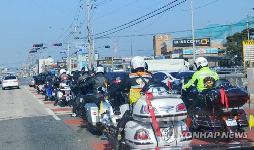 이륜자동차 고속도로 진입 추진본부 회원들이 지난달 1일 대형 오토바이를 타고 전국 일주를 하는 모습. /연합뉴스