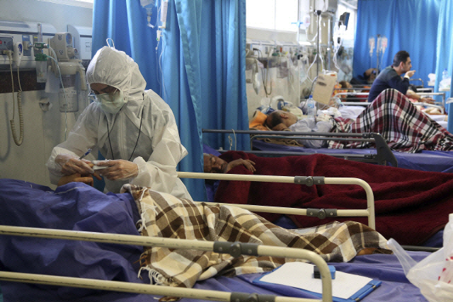 8일(현지시간) 이란 테헤란의 한 병원에서 의료진이 신종 코로나바이러스 감염증(코로나19) 환자를 치료하고 있다. /테헤란=AP연합뉴스