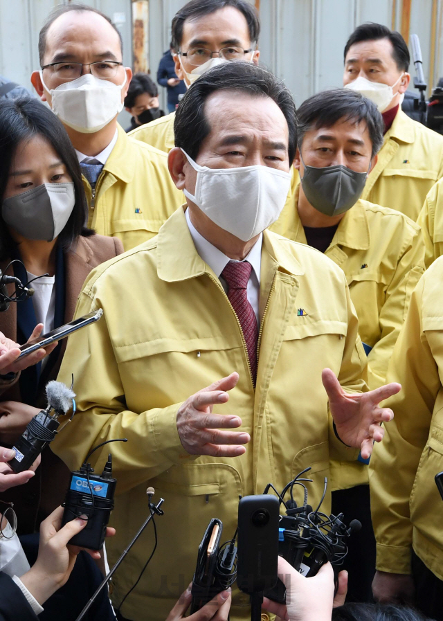 정세균 국무총리가 12일 오후 코로나19 집단감염 현장인 서울 구로구 신도림동 코리아빌딩의 선별진료소에서 방역상황을 점검한 뒤 발언하고 있다./권욱기자