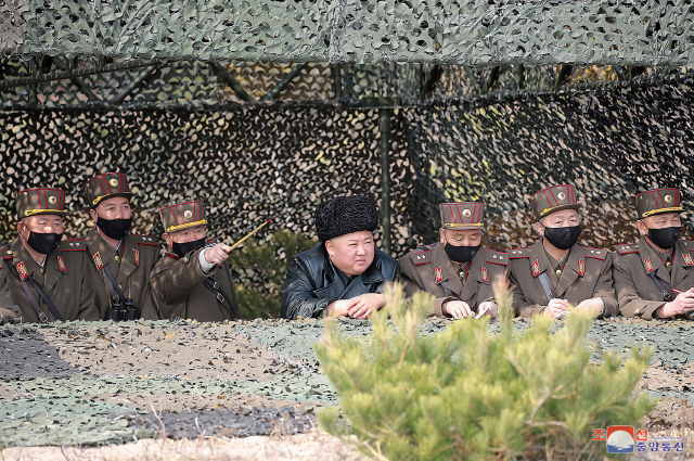김정은 북한 국무위원장이 12일 조선인민군 제7군단과 제9군단관하 포병부대들의 포사격대항경기를 참관했다고 조선중앙통신이 13일 보도했다./연합뉴스