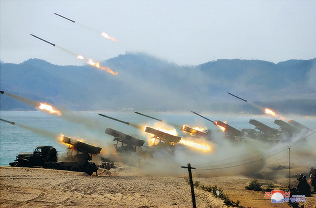 김정은 국무위원장이 12일 포병부대들의 포사격대항경기를 지도했다고 조선중앙통신이 13일 보도했다. 사진은 중앙통신 홈페이지가 공개한 사진./연합뉴스