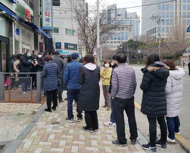 부산 연제구 부산시청 인근 약국 앞에 마스크를 사려는 시민이 줄을 서 있다./연합뉴스