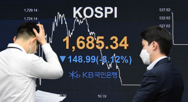 코로나19 팬데믹 선언 후 국제증시가 폭락을 이어가고 있는 가운데 13일 오전 서울 여의도 KB국민은행 딜링룸에서 직원들이 증시 현황판을 보고 있다./권욱기자 2020.3.13