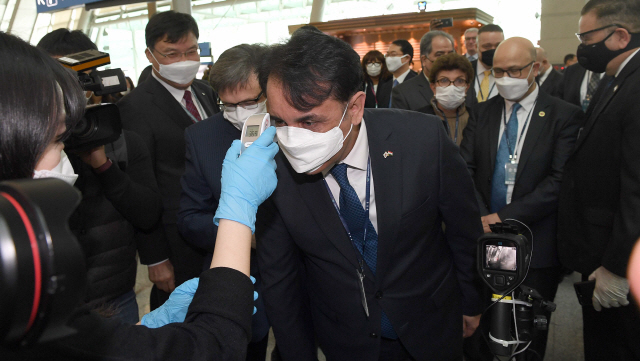 미국 과 유럽으로 코로나19 확산세가 이어지고 있는 13일 인천국제공항 1터미널 출국카운터를 방문한 주한 외교단들이 발열체크 장비등 출국전 시스템을 체험하고 있다./영종도=이호재기자. 2020.03.13