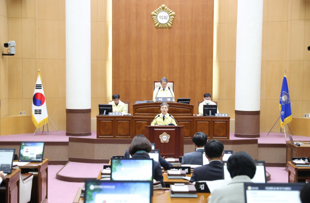 전주시의회가 13일 임시회 본회의에서 재난 기본소득 지원금 등 추경예산안을 통과시키고 있다. /사진제공=전주시의회