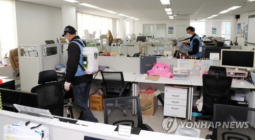 방역 관계자들이 사무실을 소독하는 모습./연합뉴스