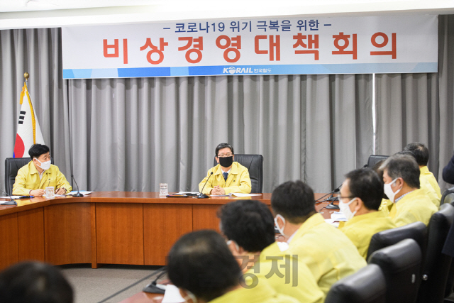 한국철도 손병석(사진 왼쪽에서 두번째) 사장이 비상경영대책 회의를 주재하고 있다. 사진제공=한국처도