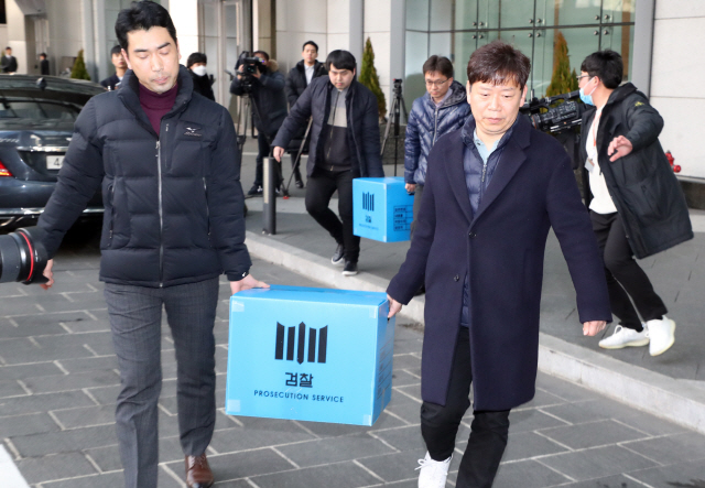 지난 2월 19일 검찰 관계자들이 서울 여의도 IFC 내의 라임자산운용을 압수수색하고 압수물을 차로 옮기고 있다. /연합뉴스