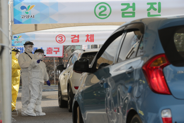 경기도 고양시의 드라이브 스루 선별진료소에서 차량이 코로나19 검진을 위해 줄지어 이동하고 있다./연합뉴스