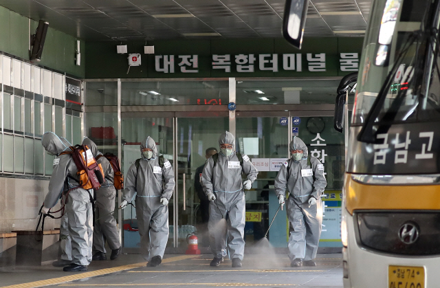 지난 6일 오전 대전시 동구 용전동 복합버스터미널에서 육군 제32보병사단 코로나19 방역지원본부가 코로나19 확산 방지 방역작업을 하고 있다.  /연합뉴스