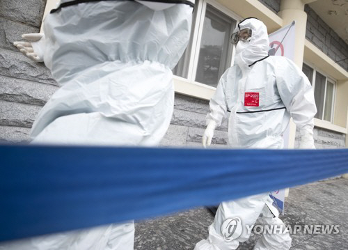 13일 오전 대구 계명대학교 대구동산병원에서 의료진이 교대 근무를 위해 방호복을 입고 코로나19 환자들이 있는 병동으로 향하고 있다./연합뉴스