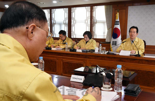 정세균 국무총리가 15일 오후 서울 종로구 정부서울청사에서 열린 '긴급 경제상황점검회의'에 참석해 모두발언을 하고 있다./오승현기자 2020.03.15