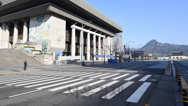 신종 코로나바이러스 감염증(코로나19) 확산 여파로 '사회적 거리두기' 캠페인이 계속되고 있는 15일 서울 세종대로가 한산한 모습을 보이고 있다./오승현기자 2020.03.15