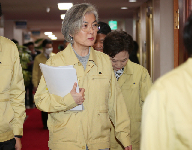 강경화 외교부 장관이 10일 오전 정부서울청사에서 열린 국무회의 참석하고 있다. /연합뉴스