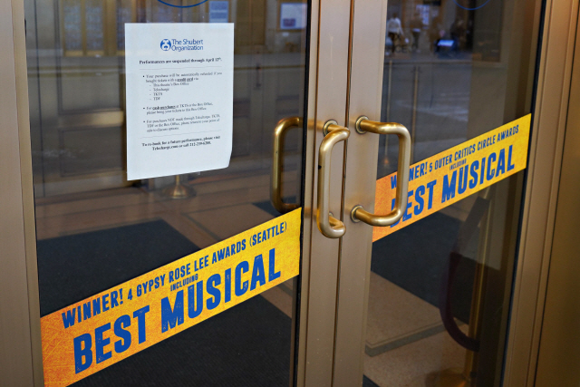 14일(현지시간) 미국 뉴욕 브로드웨이의 한 극장 입구에 코로나19 확산으로 뮤지컬 공연이 중단됐다는 공지가 붙어 있다.  /뉴욕=AFP연합뉴스