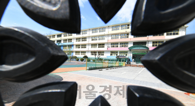 신종 코로나바이러스 감염증(코로나19) 확산 여파로 일선 초중고등학교 개학이 오는 23일로 연기된 가운데 정부가 개학을 추가로 연기할 필요성을 검토하고 있다. 15일 오전 서울의 한 초등학교 교문이 굳게 닫혀있다./오승현기자 2020.03.15