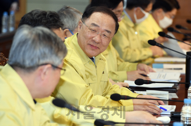 홍남기 경제부총리가 15일 오후 서울 종로구 정부서울청사에서 열린 '긴급 경제상황점검회의'에 참석해 대화하고 있다./오승현기자 2020.03.15