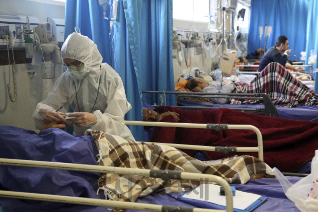 지난 8일(현지시간) 이란 테헤란의 한 병원에서 의료진이 신종 코로나바이러스 감염증(코로나19) 환자를 치료하고 있다. /테헤란=AP연합뉴스
