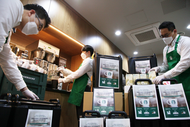 스타벅스 직원들이 질병관리본부 1339 콜센터에 지원알 커피를 제조하고 있다./사진제공=스타벅스