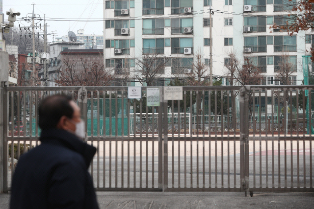 이달 3일 서울 서초구에 있는 이수초등학교 입구가 철문으로 굳게 닫혀있다. /연합뉴스