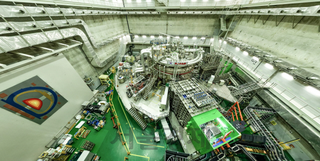 국가핵융합연구소가 초고온 플라즈마실험을 수행하는 연구시설인 KSTAR. 사진제공=국가핵융합연구소