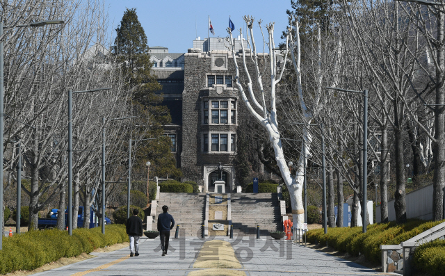 신종 코로나바이러스 감염증(코로나19) 확산 방지를 위해 개강을 2주간 연기했던 주요 대학들이 개강한 16일 오전 서울 서대문구 연세대학교 교정이 한산한 모습을 보이고 있다. 이날 개강한 대부분의 대학들은 당분간 온라인 원격수업으로 대면 강의를 대체한다./오승현기자