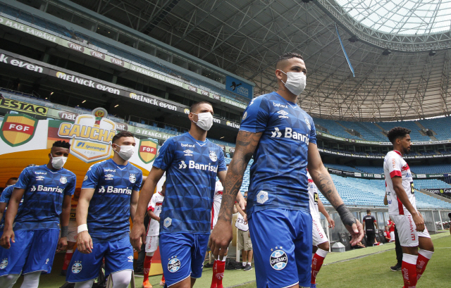그레미우 선수들이 16일 브라질축구 캄페오나투 가우슈 경기에 마스크를 쓴 채 입장하고 있다. /포르투알레그리=AFP연합뉴스