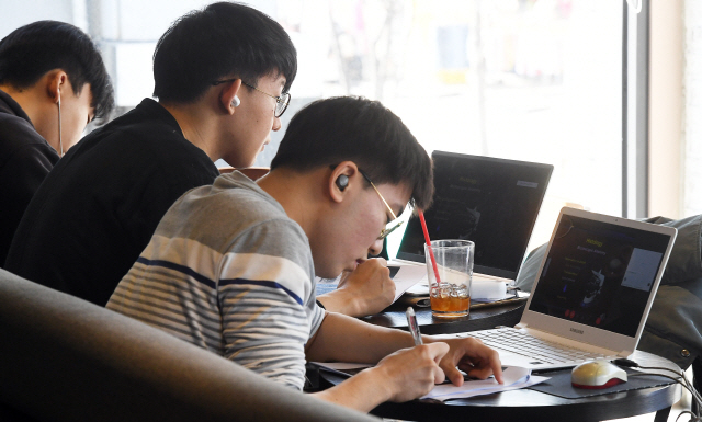 16일 오전 서울 서대문구 연세대 인근 카페에서 학생들이 온라인강의를 수강하고 있다./오승현기자