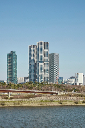 성수동 한강변 49층 ‘아크로 서울포레스트’ 모습 드러내