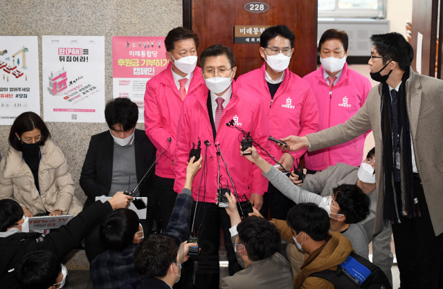 황교안 미래통합당 대표가 16일 오전 서울 여의도 국회에서 최고위원회의를 마친 뒤 취재진의 질문에 답하고 있다./권욱기자 2020.3.16