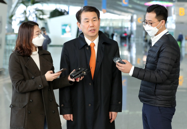 정은보 한미방위비분담금협상 대사가 미국 로스앤젤레스에서 열리는 제11차 한미 방위비분담금특별협정(SMA) 체결을 위한 7차 회의에 참석하기 위해 16일 오후 인천국제공항을 통해 출국하며 취재진의 질문에 답하고 있다. /연합뉴스