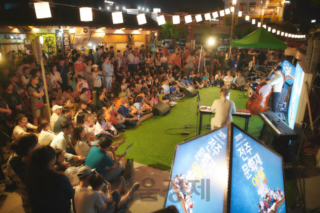 지난해 전주 한옥마을 경기전과 풍남문 일원에서 진행된 ‘문화재야행’ 행사에 참여한 관광객들이 늦은시간까지 문화행사를 즐기고 있다./사진제공=한국관광공사