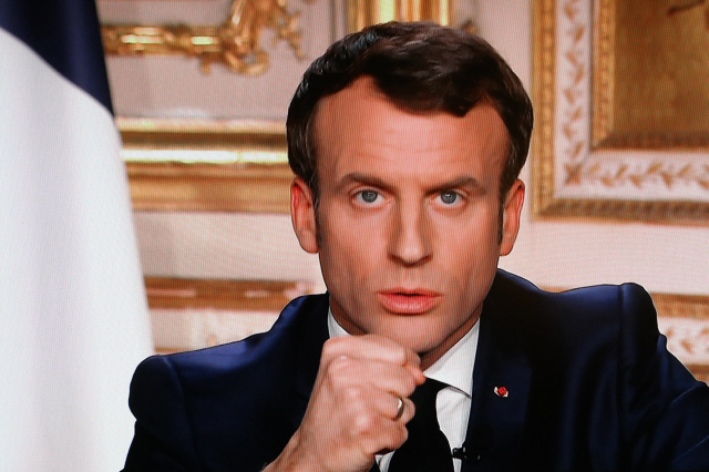 에마뉘엘 마크롱 프랑스 대통령이 16일(현지시간) TV 중계를 통한 대국민 담화에서 주먹을 불끈 쥐며 발언하고 있다. /파리=AFP연합뉴스