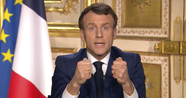 에마뉘엘 마크롱 프랑스 대통령이 16일(현지시간) TV 중계를 통한 대국민 담화에서 주먹을 불끈 쥐며 발언하고 있다. /파리=AP연합뉴스