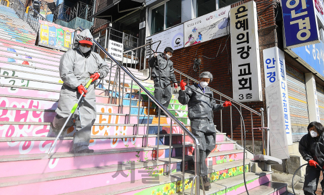 경기도 성남시 은혜의 강 교회에서 수정구청 환경위생과 관계자들이 교회 주변 방역을 하고 있다./성남=이호재기자.