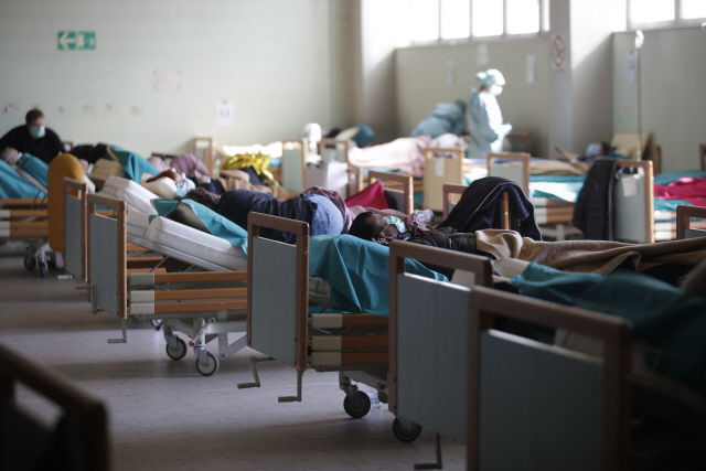 이탈리아 북부 룸바르디아 주 브레시아의 한 병원에 마련된 임시진료소에서 16일(현지시간) 코로나19 환자들이 병상에 누워있다. /브레시아=AP연합뉴스