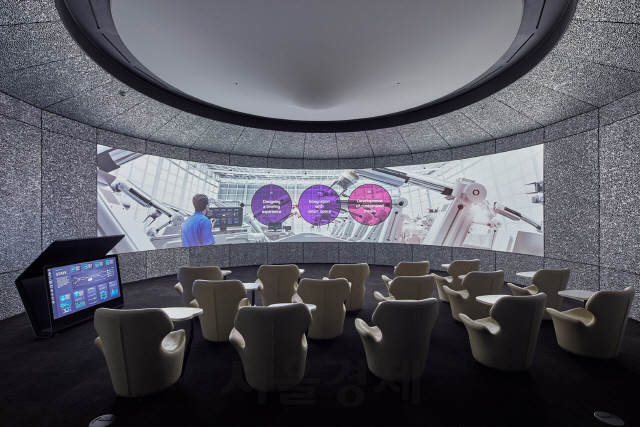 2020 독일 iF 디자인 어워드 ‘서비스 디자인 부문’을 수상한 LG CNS의 1층 데모써클룸 내부/사진제공=LG CNS