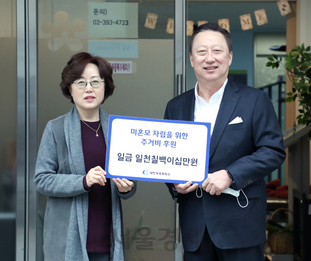 박용만(오른쪽) 대한상의 회장이 17일 미혼모 복지시설인 서울 서대문구 ‘애란원’을 방문해 후원금을 전달한 후 기념촬영을 하고 있다. /사진제공=대한상의